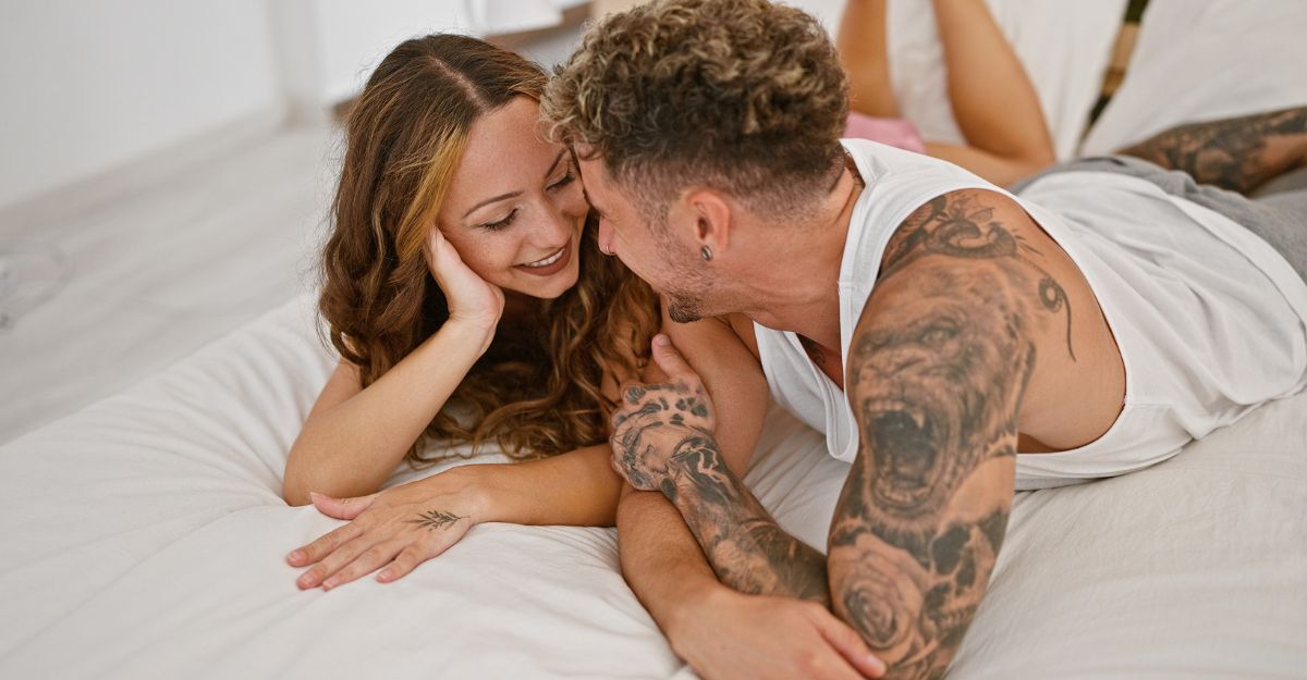 coppia si scambia effusioni