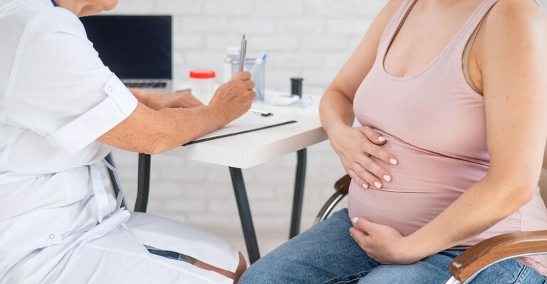 Donna incinta davanti alla sua ginecologa