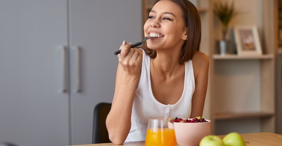 Una donna che mangia