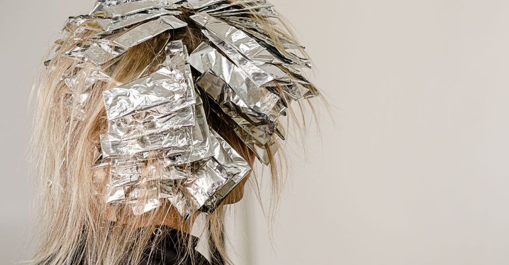 Una donna si decolora i capelli