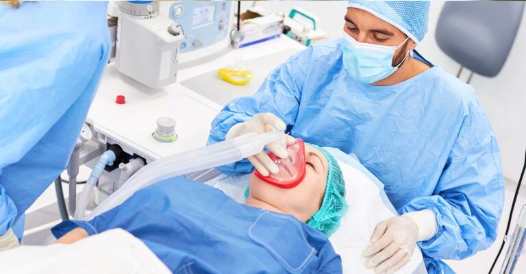 medico anestesista durante l'intubazione del paziente
