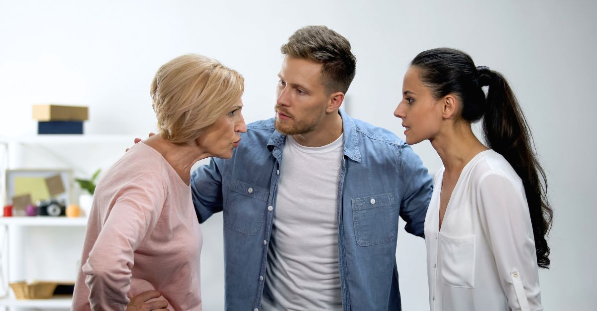 Uomo, donna anziana e donna adulta discutono
