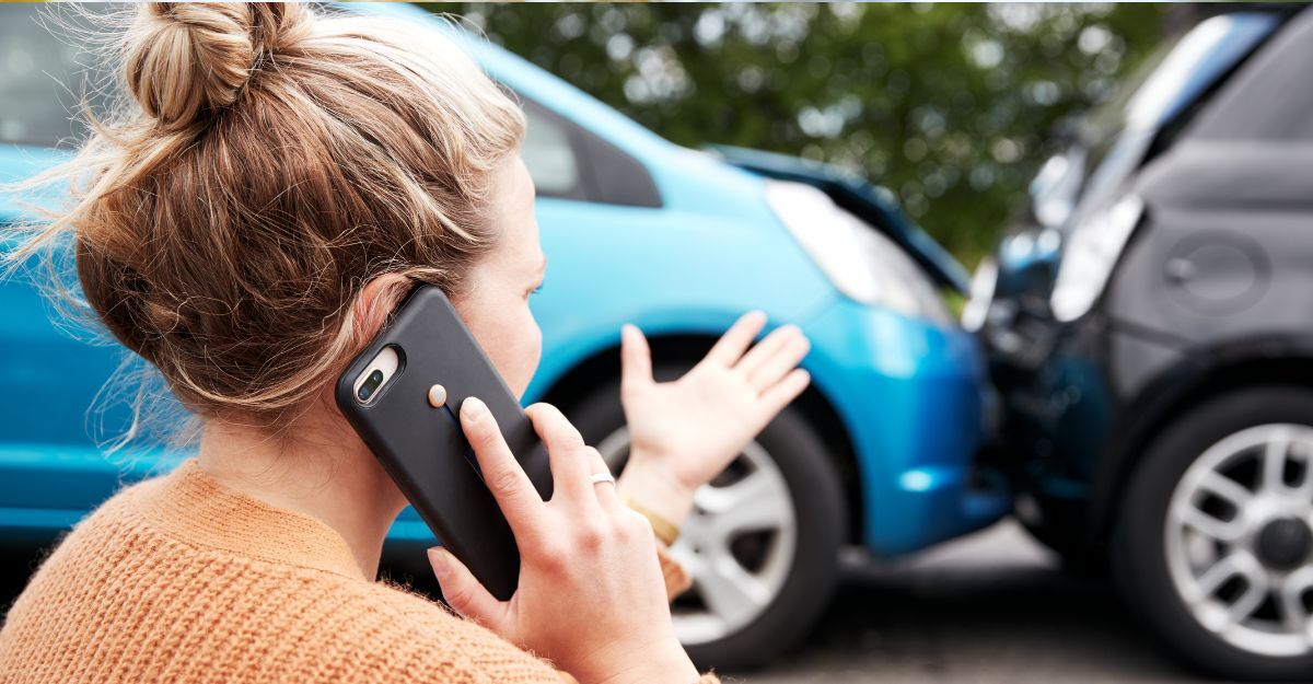 ragazza parla al telefono dopo un tamponamento