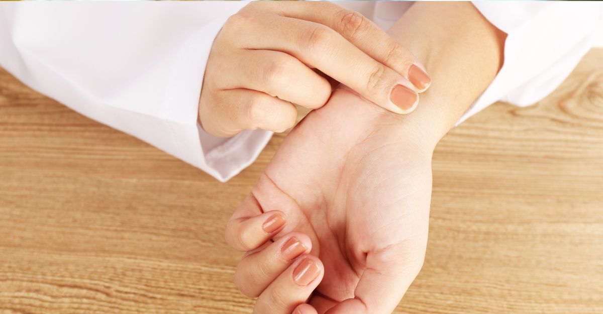 Una donna si palpa il battito cardiaco sul polso