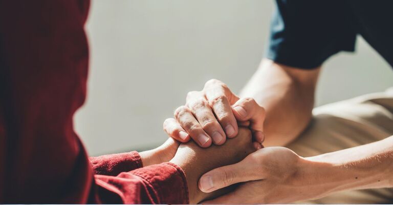 Due mani congiunte in segno di supporto