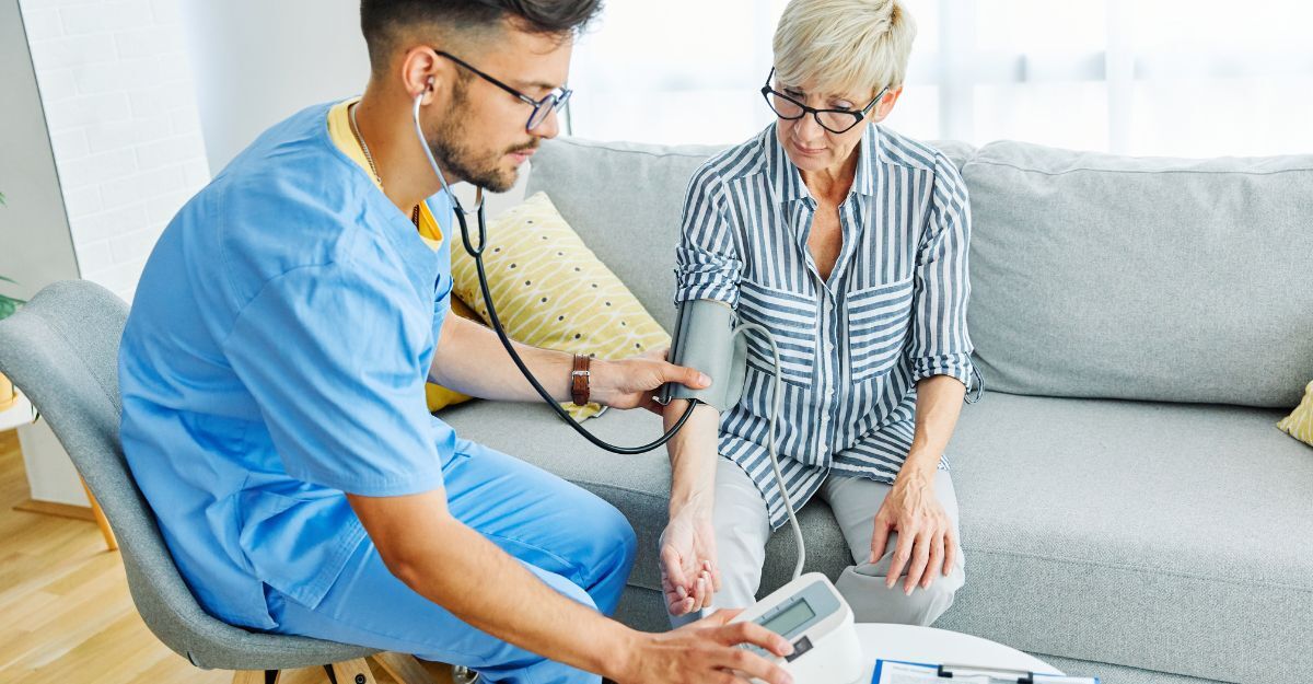 infermiere misura la pressione a paziente