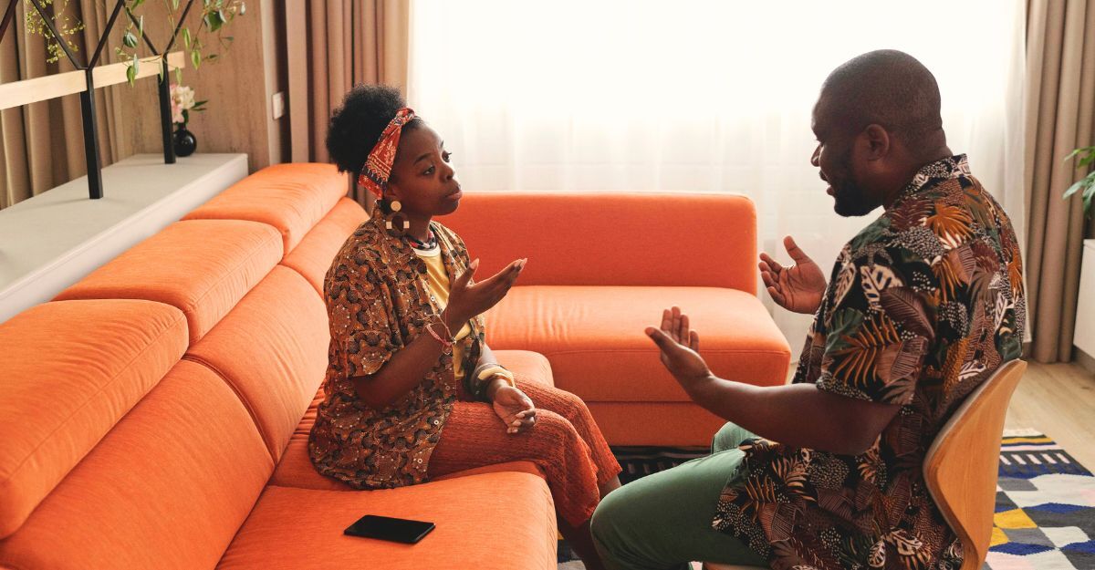 Coppia che litiga seduta in salotto