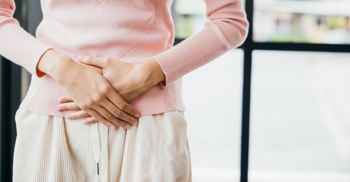 Donna in piedi e focus sulle sue mani sul ventre