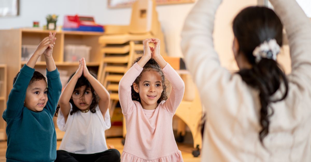 Dei bambini in classe con la maestra fanno mindfulness
