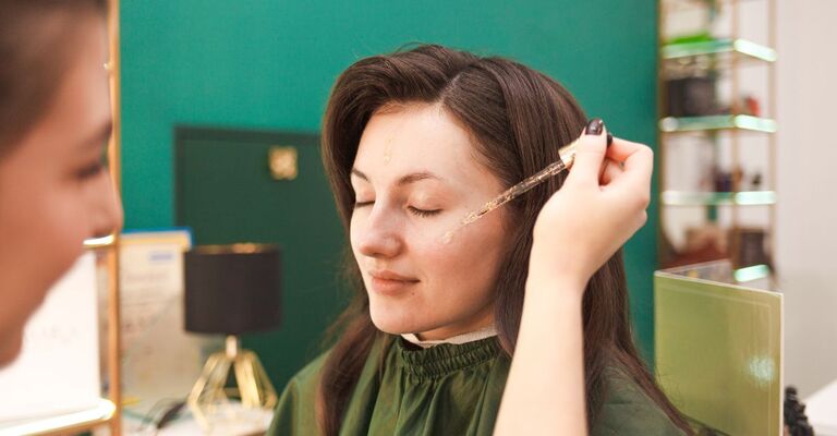 Una donna si fa truccare