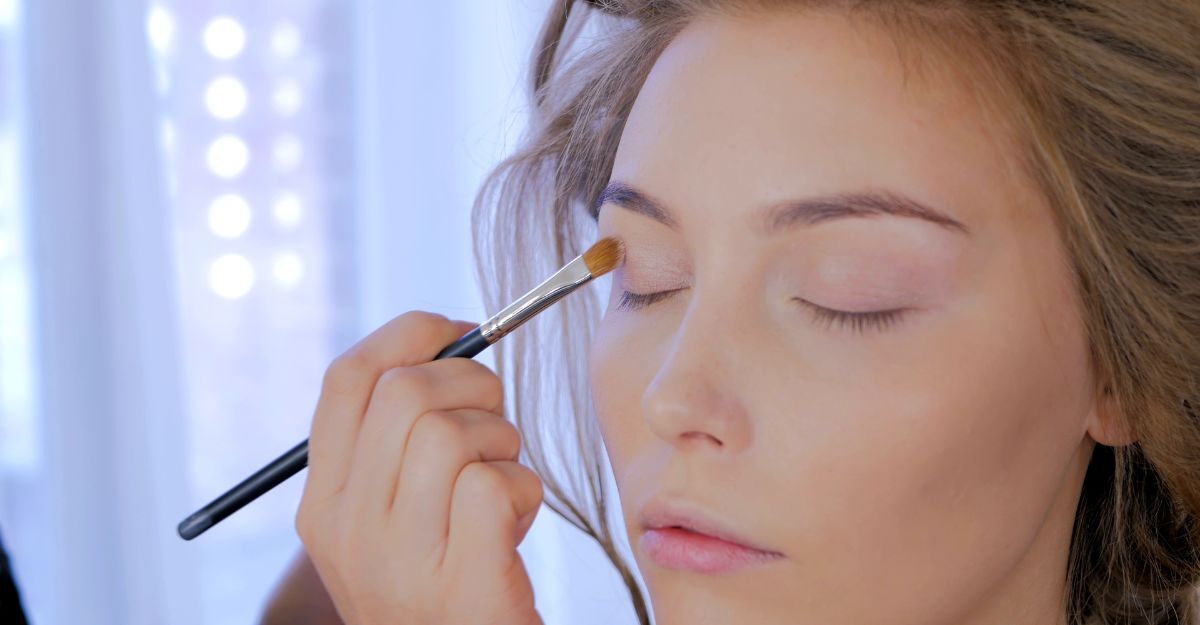 Una donna si trucca