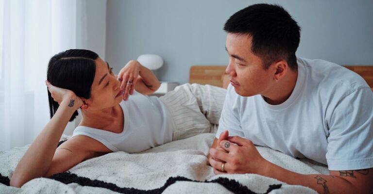 Coppia sul letto che si confronta