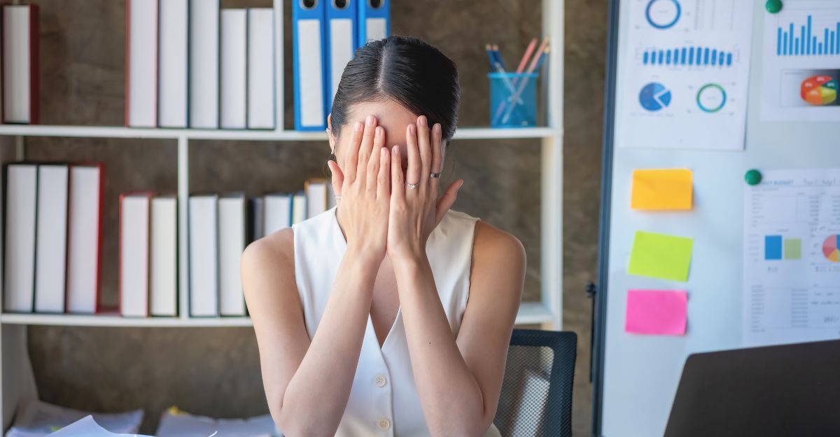 donna-frustrata-e-depressa-al-lavoro-che-si-copre-la-faccia