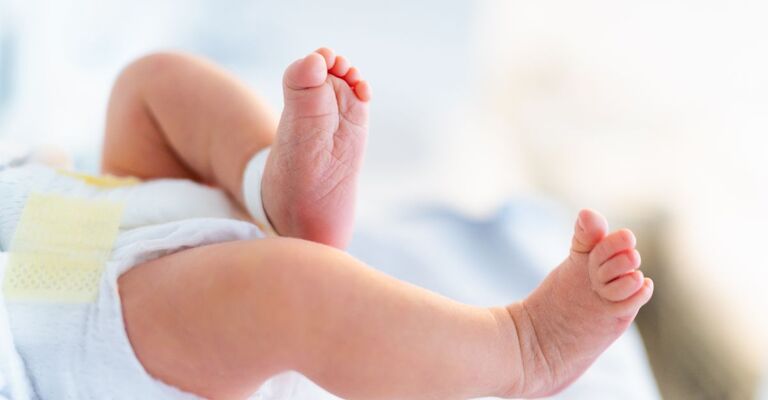 gambette di neonato in sala parto