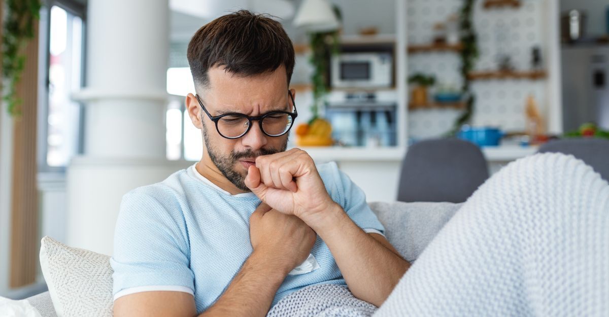 Un uomo che tossisce