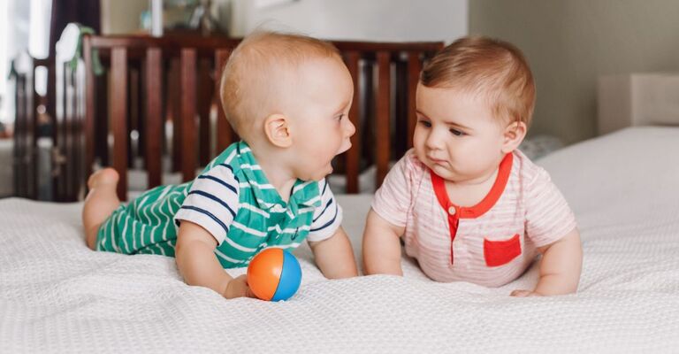 Due neonati sul letto