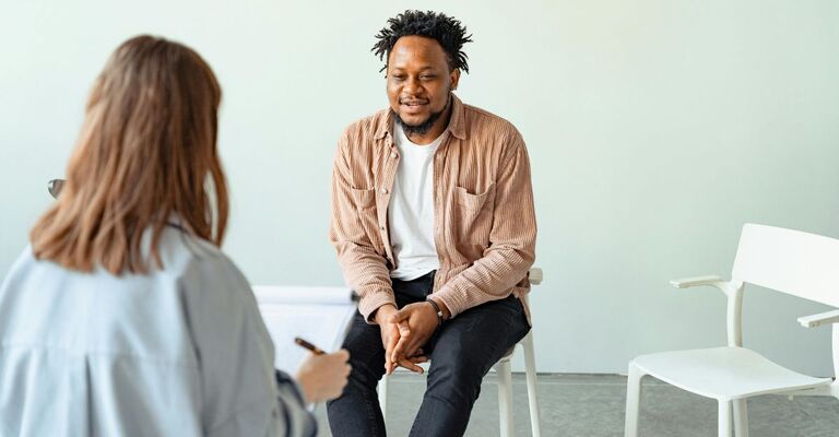 Un paziente durante la terapia che parla alla terapeuta