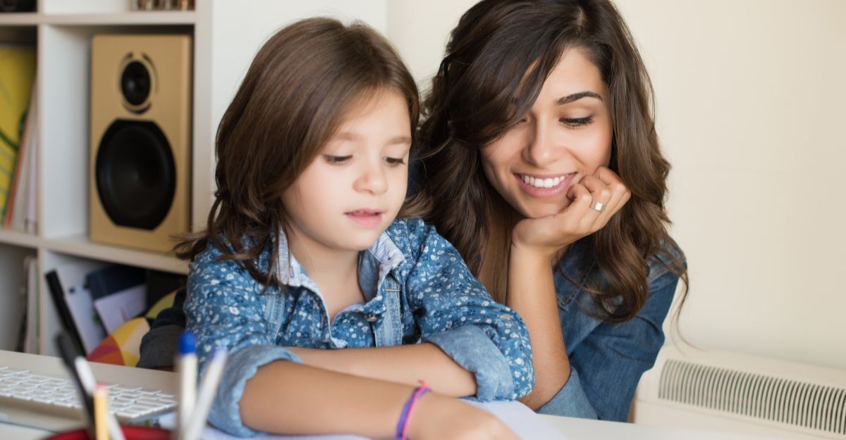 Una madre aiuta la figlia con i compiti