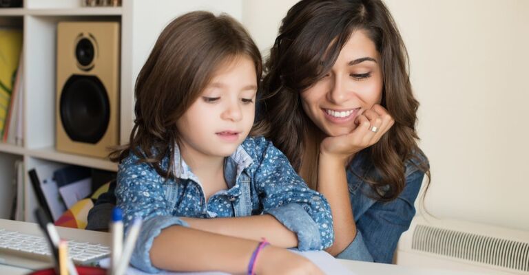 Una madre aiuta la figlia con i compiti
