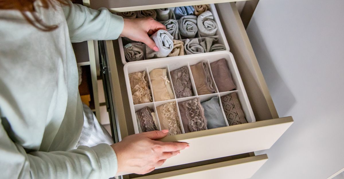 Ragazza che riordina un cassetto con biancheria all'interno di un organizer apposito
