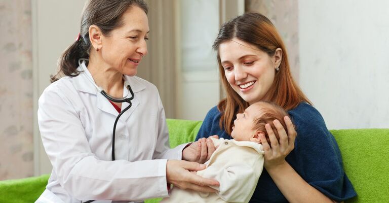 Dottoressa con mamma e neonato