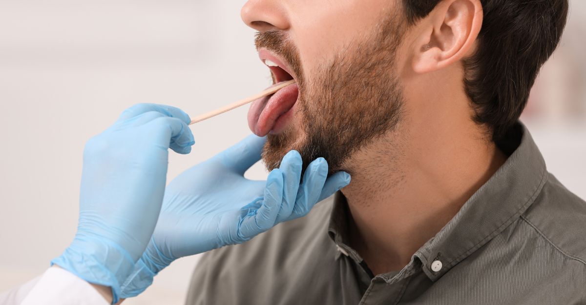 Dentista usa paletta sulla lingua di un uomo