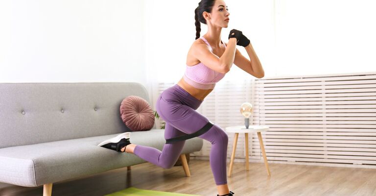 ragazza fa affondi bulgari