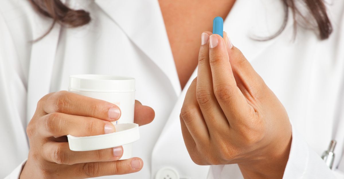 Viagra Una donna con in mano una pillola di viagra