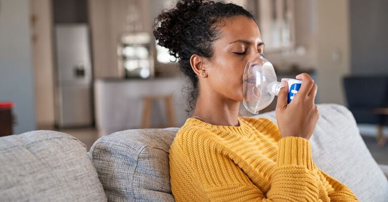Una donna in gravidanza che fa l'aerosol