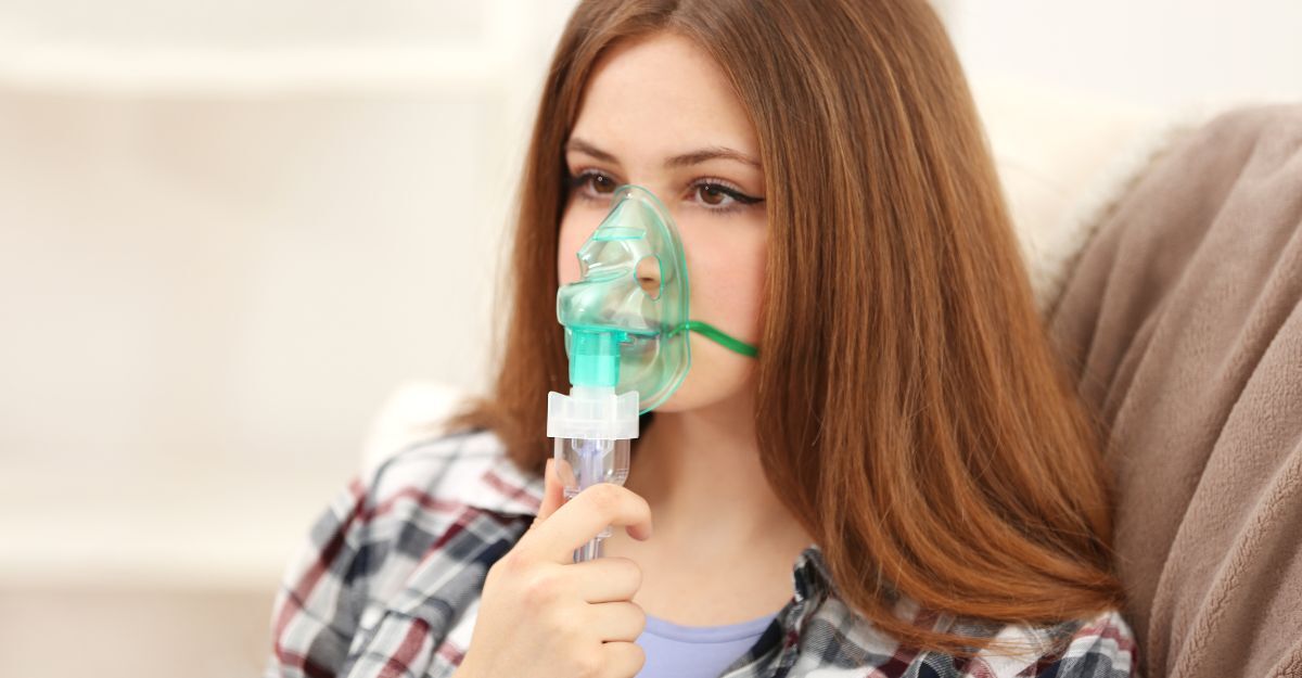 Una donna in gravidanza che fa l'aerosol