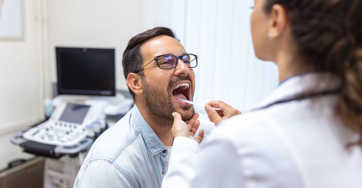 Dottoressa controlla lingua del paziente con una paletta