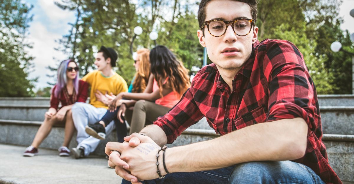 ragazzo pensieroso si sente escluso dal gruppo