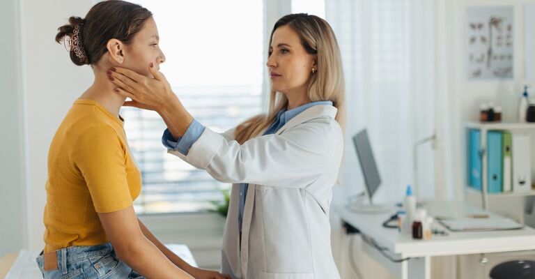 medico visita linfonodi paziente