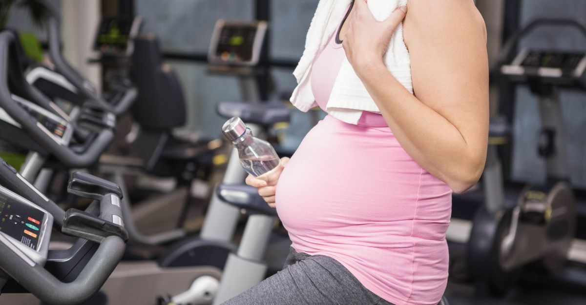 Primo piano sulla pancia di una donna incinta sulla cylcette