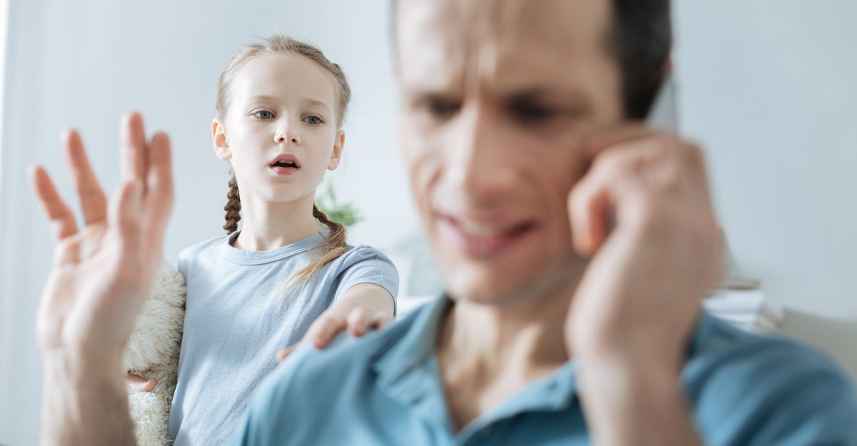 Genitori anaffettivi: le ferite del poco amore verso i figli Bambina che cerca le attenzioni del padre ma lui non è interessato