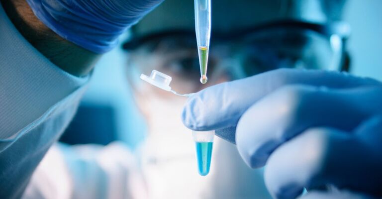 Un medico che fa una ricerca