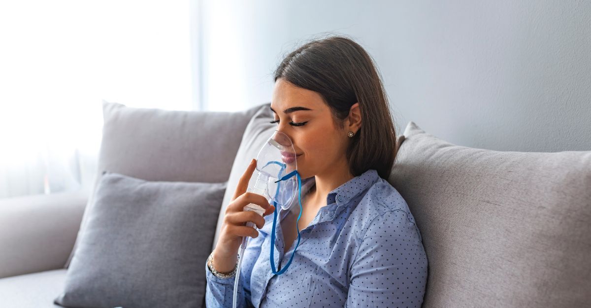 Una donna fa l'aerosol