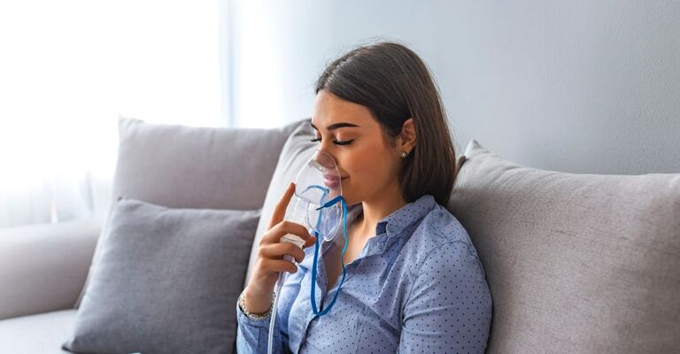 Una donna fa l'aerosol