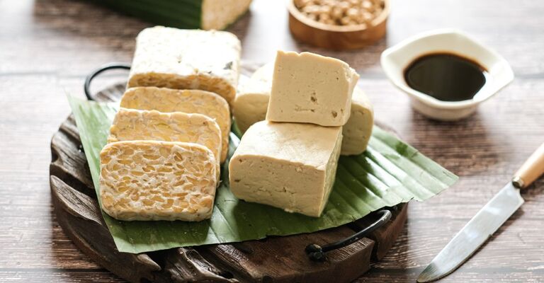Panetto di tempeh crudo su un tagliere