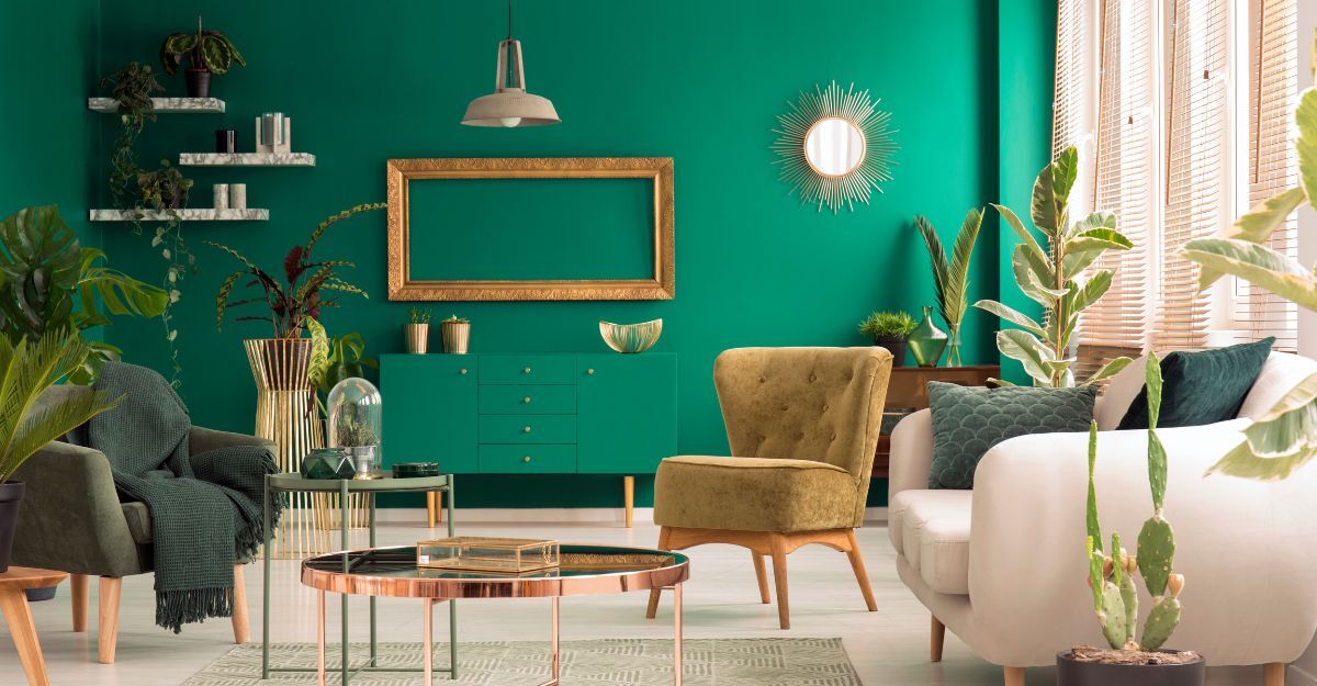 interno di una casa arredato con piante tropicali