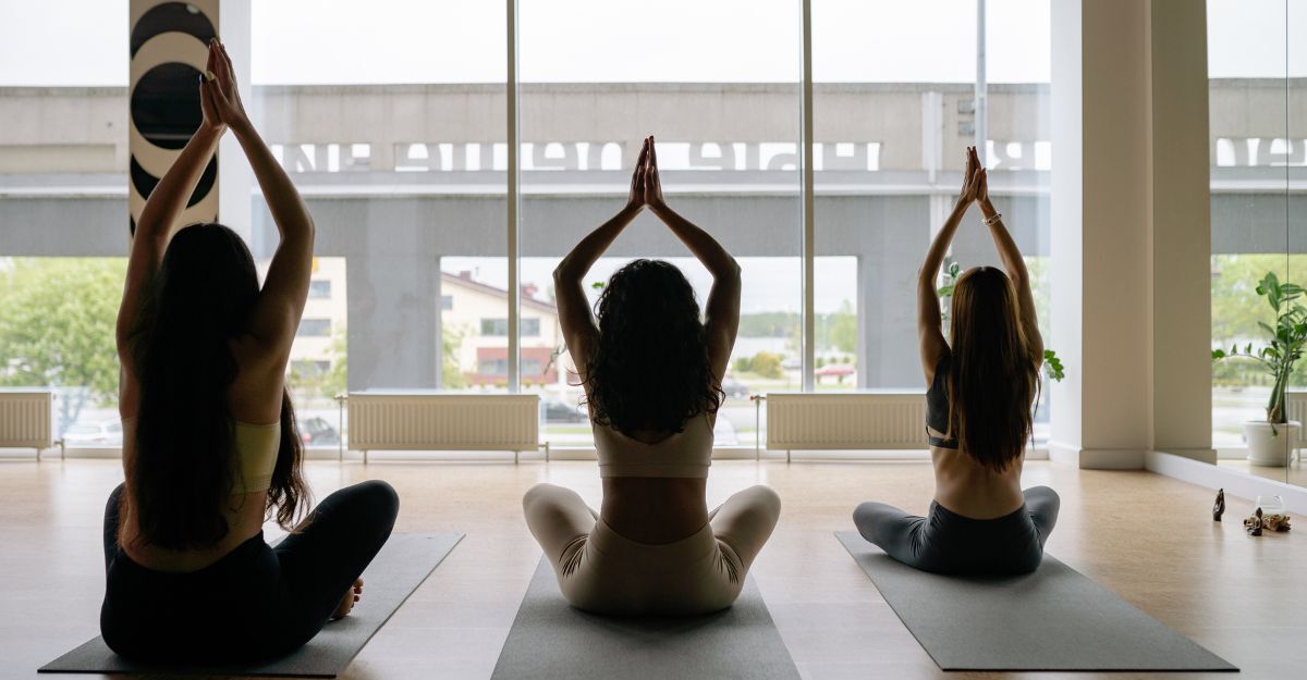 Delle persone che fanno yoga