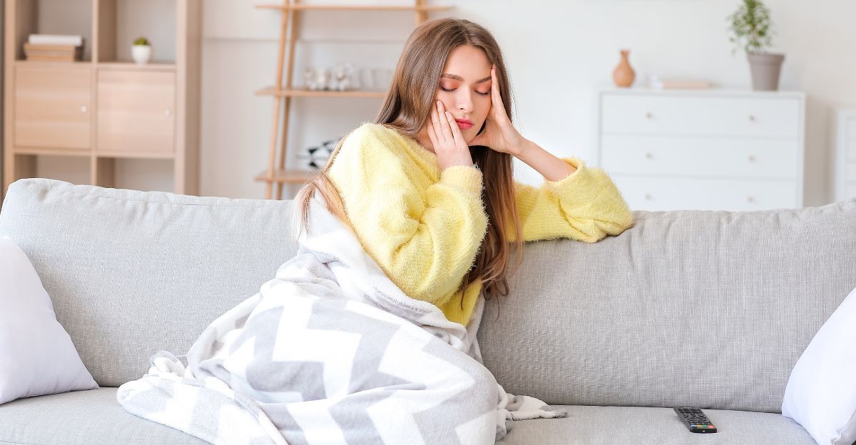 Ragazza spossata seduta sul divano