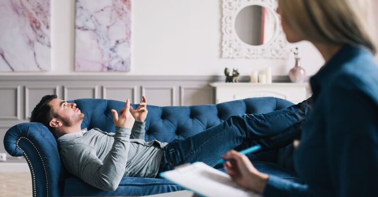 Paziente sdraiato sul divano con terapeuta