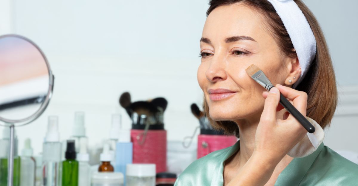 Una donna si mette il fondotinta