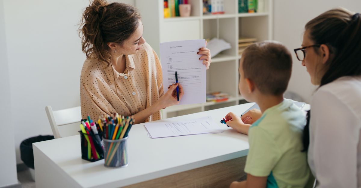 Dottoressa con bambino e mamma durante un test