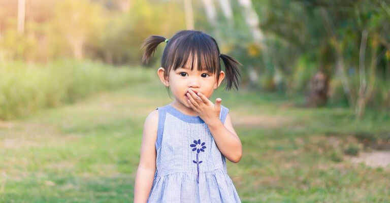 Bambina giapponese in un prato