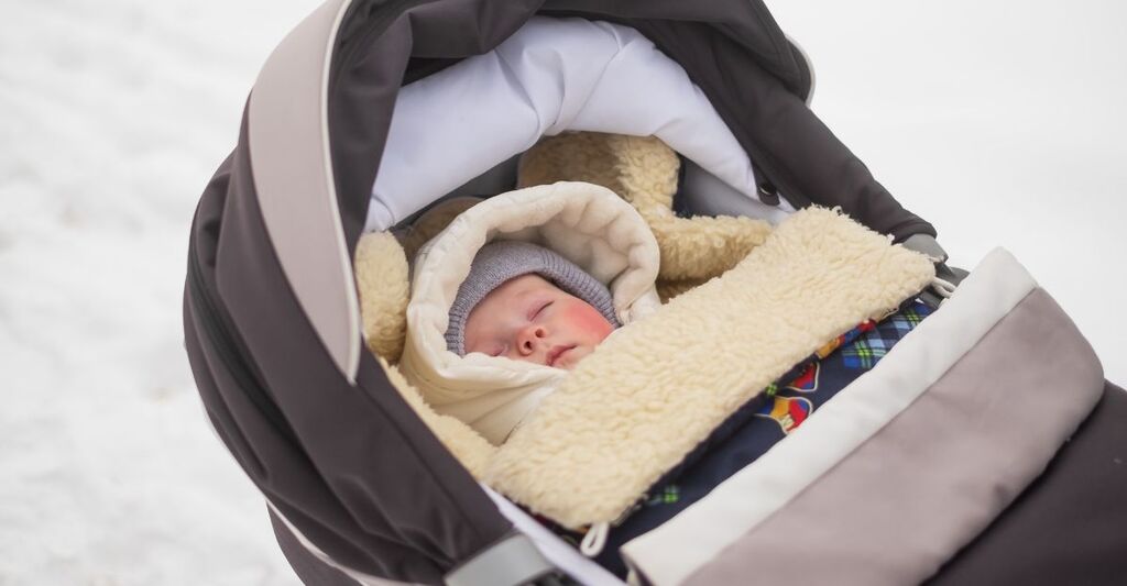 bimbo dorme nella carrozzina