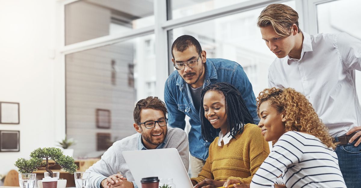 Team di lavoro che si confronta