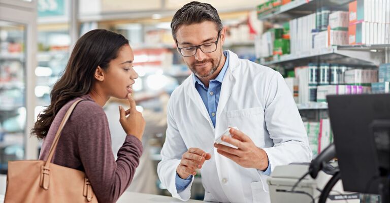 Ragazza che parla con il farmacista