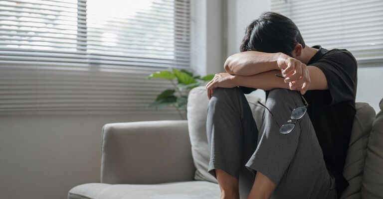 Un ragazzo seduto sul divano con l'ansia